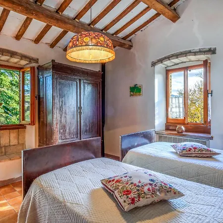 4 Bedroom Beautiful In Casa vacanze