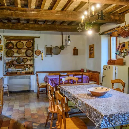 4 Bedroom Beautiful In Casa vacanze Acqualagna