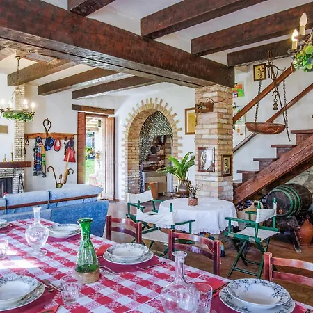 4 Bedroom Beautiful In Casa vacanze