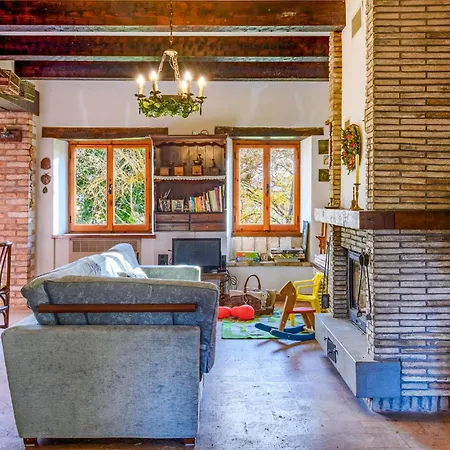 4 Bedroom Beautiful In Casa vacanze Acqualagna